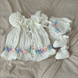 Handmade baby sweater. Booties. Hat.
Exquisite! 6-12months. ?
